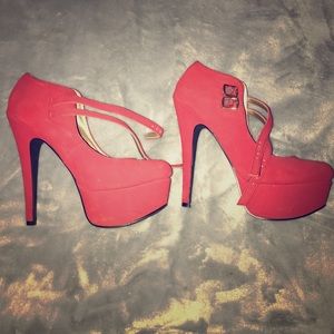 Red pumps